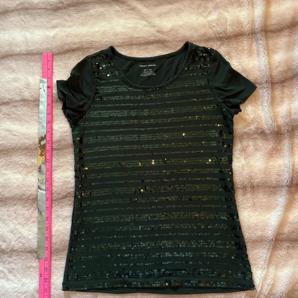 DKNY Jeans - tee shirt in green with sequins on the front